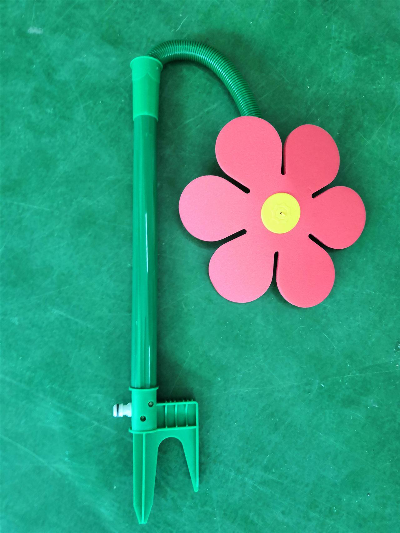 Interactive Daisy Lawn Sprinkler – Fun Watering Toy for Garden and Pets