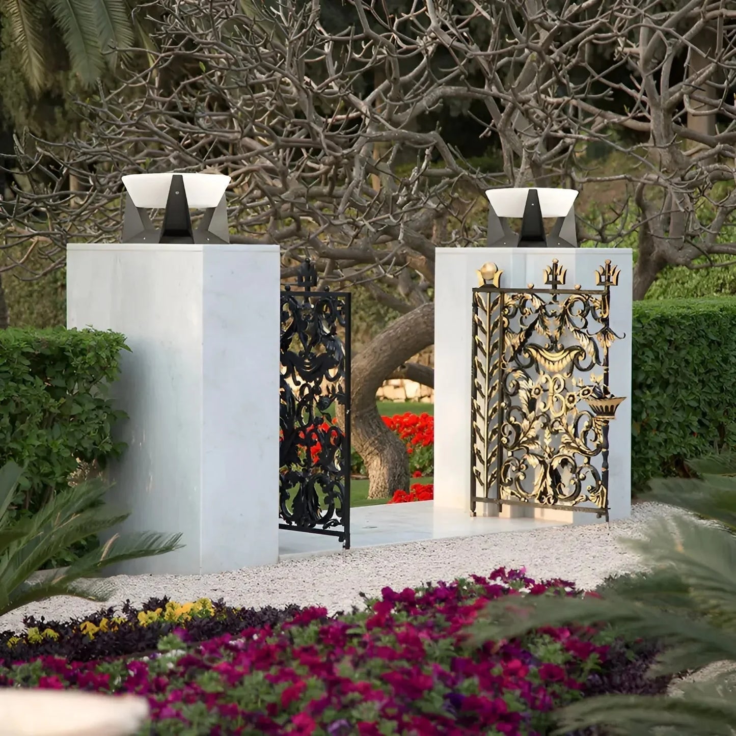 Modern LED Outdoor Pedestal Light – Stylish Solar Garden Lamp