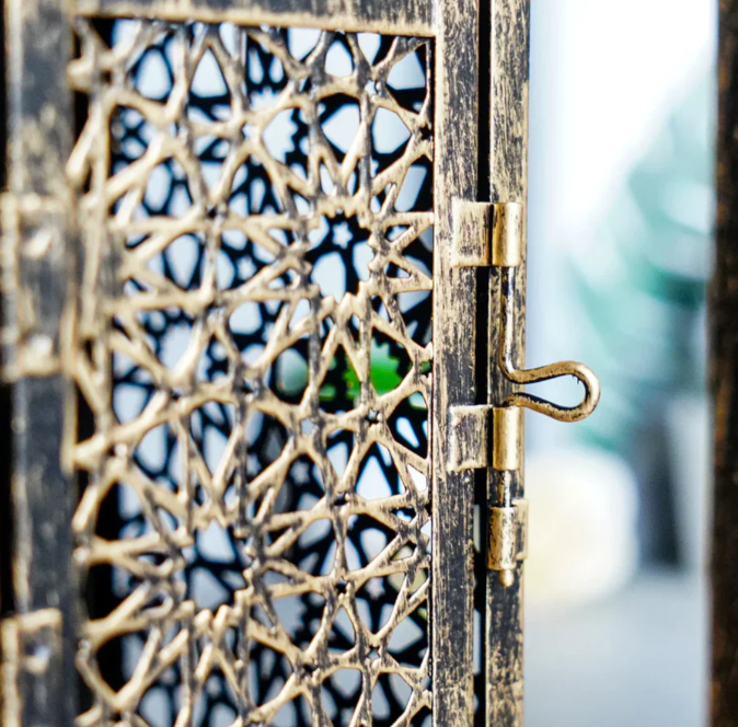Antique Bronze Lantern | Timeless Elegance & Warm Ambiance
