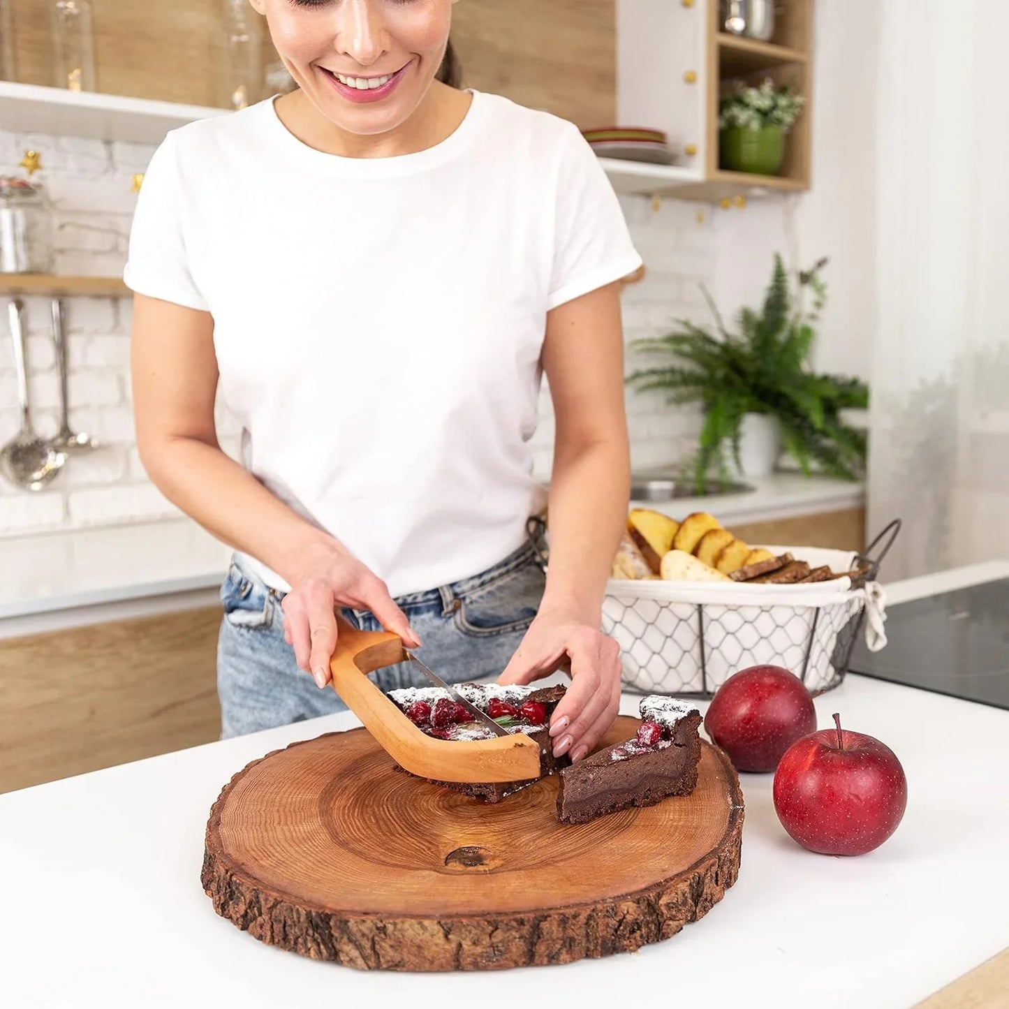 Wooden Bread Knife with Serrated Edge and Non-Slip Cutting Aid